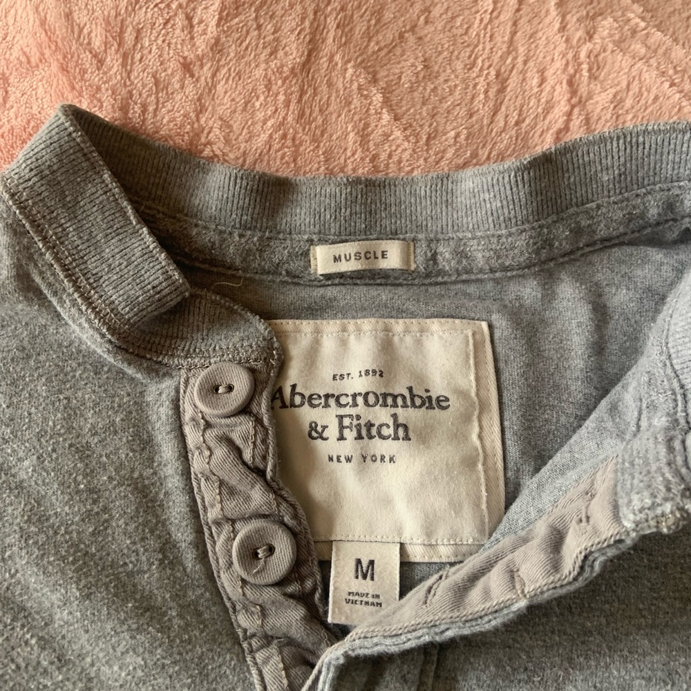 Mens muscle shirt. Size medium. Gray. Good used condition.